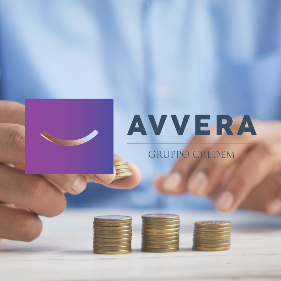 Mani che contano monete e logo Avvera (Gruppo Credem)