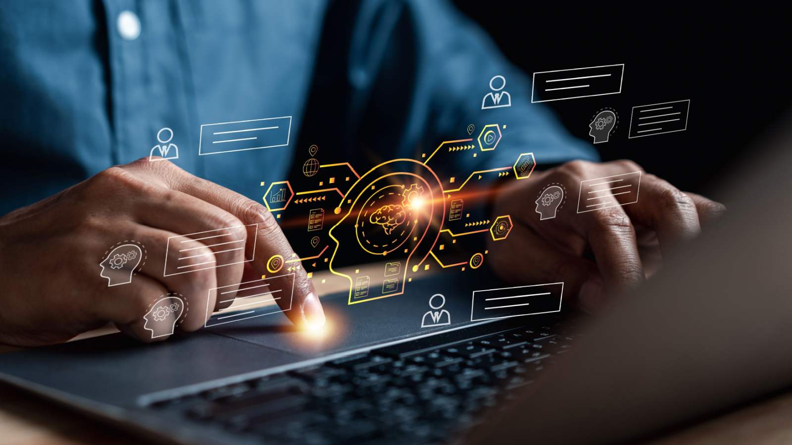 Mani che scrivono a computer e testo e immagini che appaiono davanti a lui