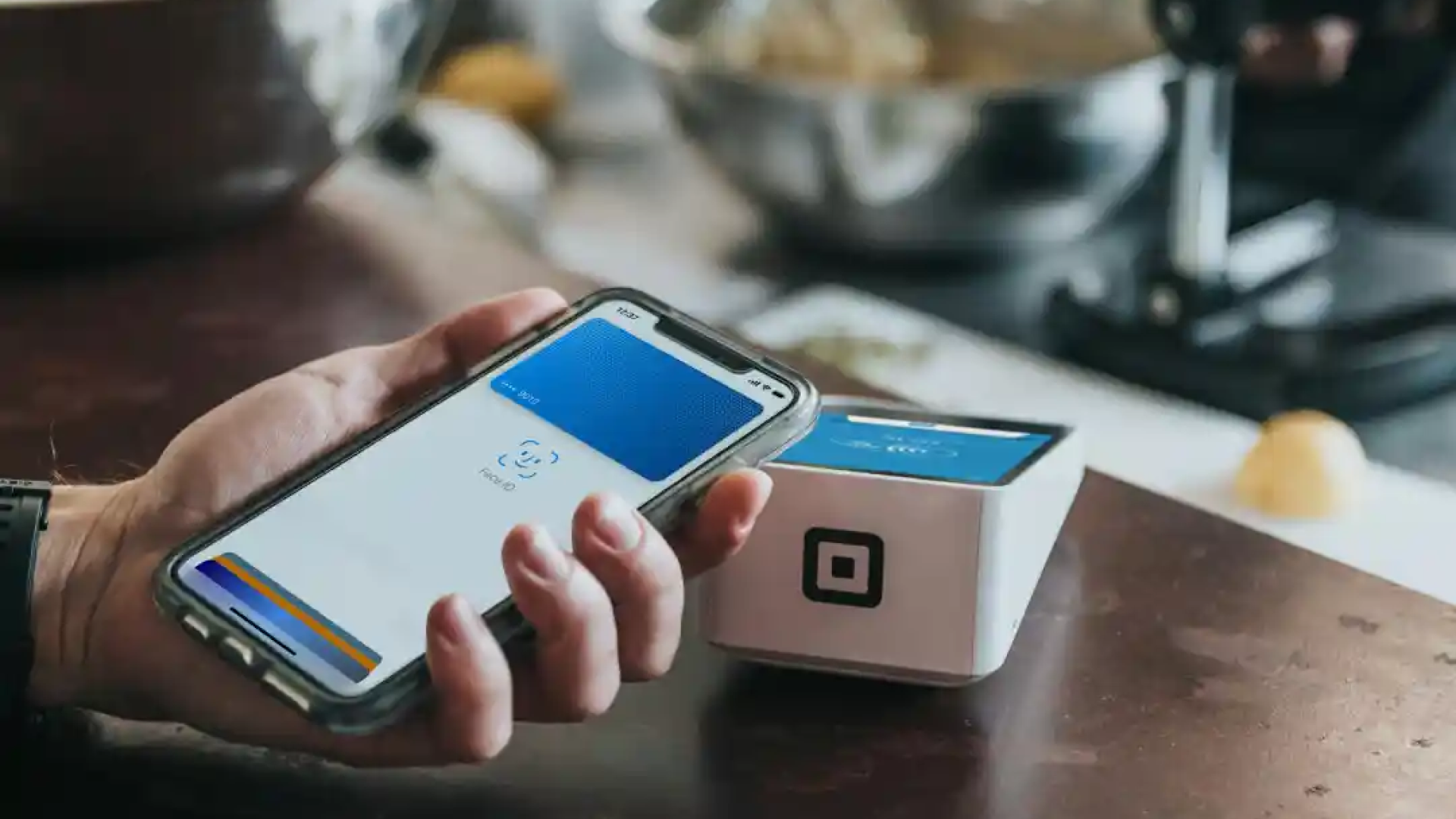 Persona che paga con il POS