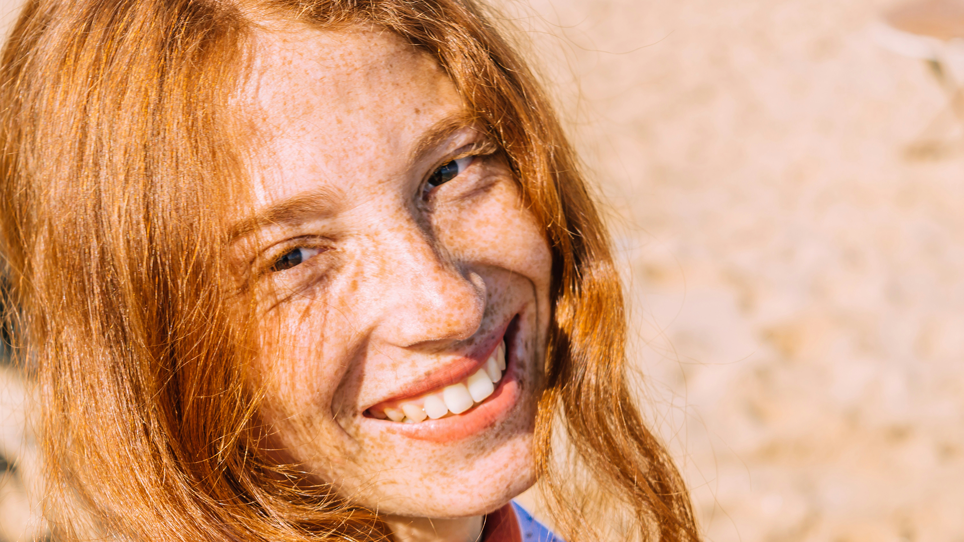 Ragazza con i capelli rossi che sorride